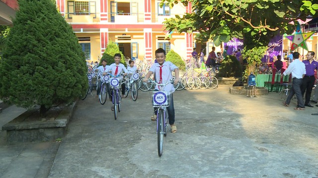 Trao tặng 330 chiếc xe đạp cho học sinh vùng lũ tỉnh Yên Bái - Ảnh 5.