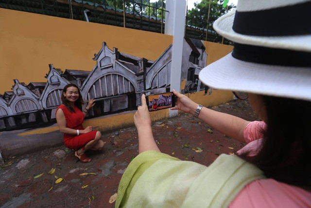 Tái hiện Hà Nội qua tranh bích họa quanh trường THPT Phan Đình Phùng - Ảnh 13.