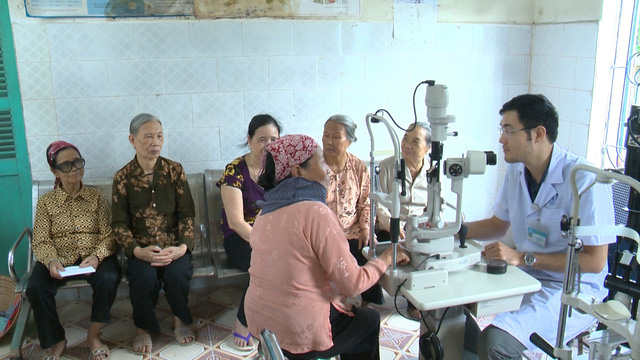Bệnh viện Mắt Trung ương khám, mổ mắt miễn phí cho hơn 200 người cao tuổi tỉnh Hải Dương - Ảnh 3.