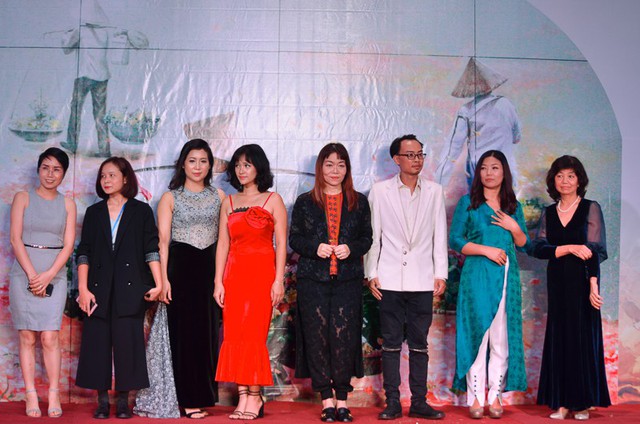 Trình diễn thời trang Sắc thu Hà Nội tại phố bích họa Phùng Hưng - Ảnh 2.
