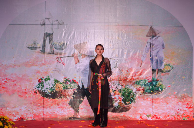 Trình diễn thời trang Sắc thu Hà Nội tại phố bích họa Phùng Hưng - Ảnh 7.