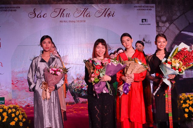 Trình diễn thời trang Sắc thu Hà Nội tại phố bích họa Phùng Hưng - Ảnh 5.
