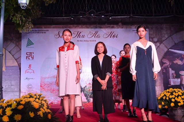 Trình diễn thời trang Sắc thu Hà Nội tại phố bích họa Phùng Hưng - Ảnh 4.