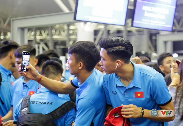 ẢNH: Chuẩn bị cho AFF Cup 2018, ĐT Việt Nam lên đường sang Hàn Quốc tập huấn - Ảnh 6.