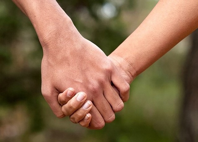 Cách nắm tay tiết lộ chính xác mối quan hệ của bạn và người ấy ...