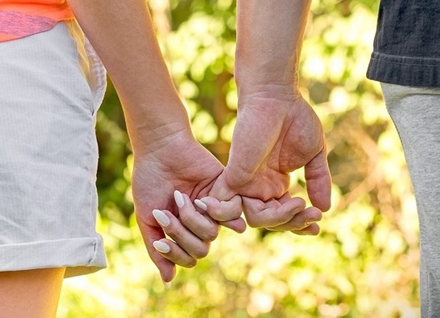 Cách nắm tay tiết lộ chính xác mối quan hệ của bạn và người ấy - Ảnh 3.