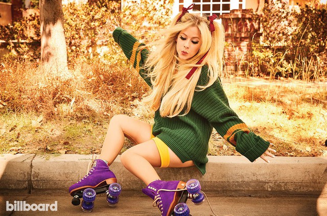 Khi Avril Lavigne biến thành cô gái tóc vàng hoe - Ảnh 4.
