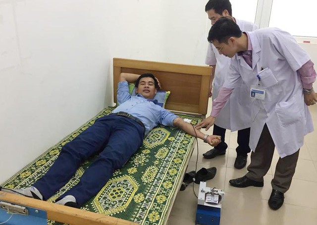 Hà Tĩnh: Nhân viên y tế hiến máu cấp cứu bệnh nhân nguy kịch - Ảnh 1.