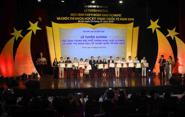 Tuyên dương học sinh THPT đoạt giải Olympic và Cuộc thi Khoa học kỹ thuật quốc tế 2018 - Ảnh 9.