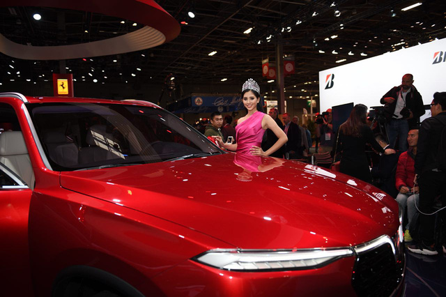 Hoa hậu Tiểu Vy đẹp rạng ngời đọ dáng cùng siêu xe của Vinfast - Ảnh 5.