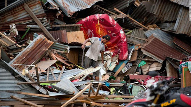 Sau thảm họa động đất, sóng thần, nạn cướp bóc hoành hành ở Indonesia - Ảnh 1.