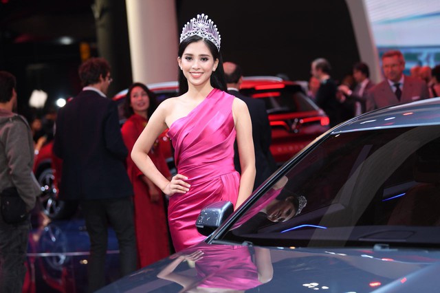Hoa hậu Tiểu Vy đẹp rạng ngời đọ dáng cùng siêu xe của Vinfast - Ảnh 1.