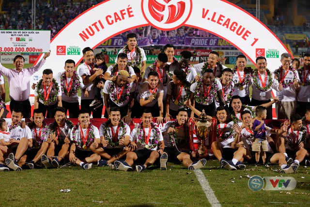 CLB Hà Nội tưng bừng nâng cúp vô địch V.League 2018 - Ảnh 16.