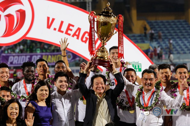 CLB Hà Nội tưng bừng nâng cúp vô địch V.League 2018 - Ảnh 10.