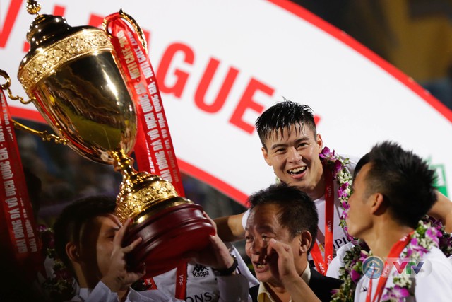 CLB Hà Nội tưng bừng nâng cúp vô địch V.League 2018 - Ảnh 14.