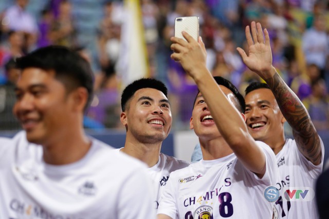 CLB Hà Nội tưng bừng nâng cúp vô địch V.League 2018 - Ảnh 6.