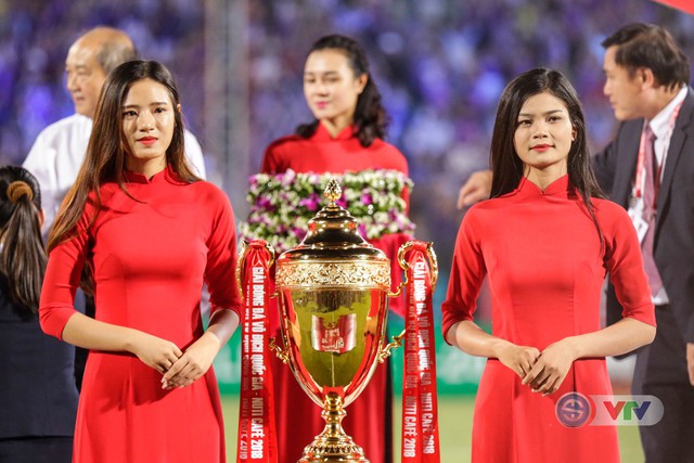CLB Hà Nội tưng bừng nâng cúp vô địch V.League 2018 - Ảnh 8.