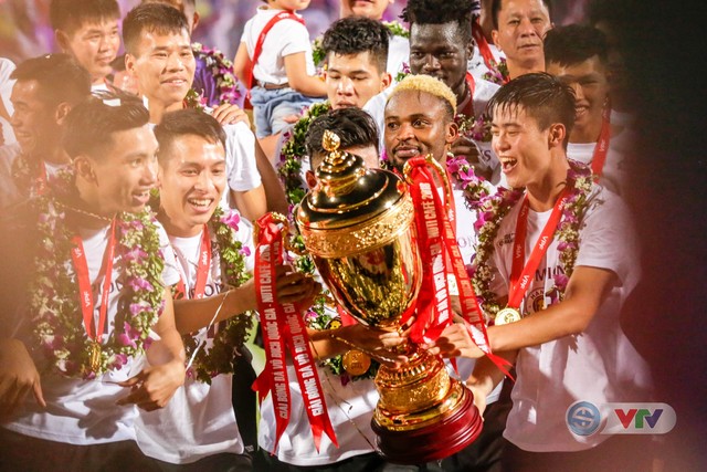 CLB Hà Nội tưng bừng nâng cúp vô địch V.League 2018 - Ảnh 15.