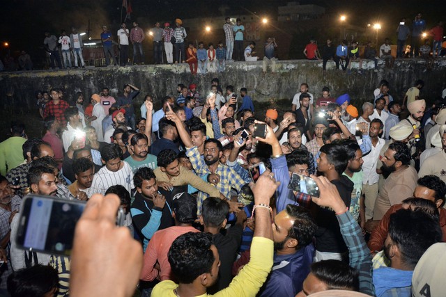 Ấn Độ: Tai nạn tàu hỏa nghiêm trọng, ít nhất 58 người thiệt mạng​ - Ảnh 3.