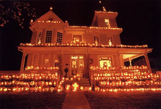 Trang trí ngôi nhà Halloween với 3.000 quả bí ngô - Ảnh 5.