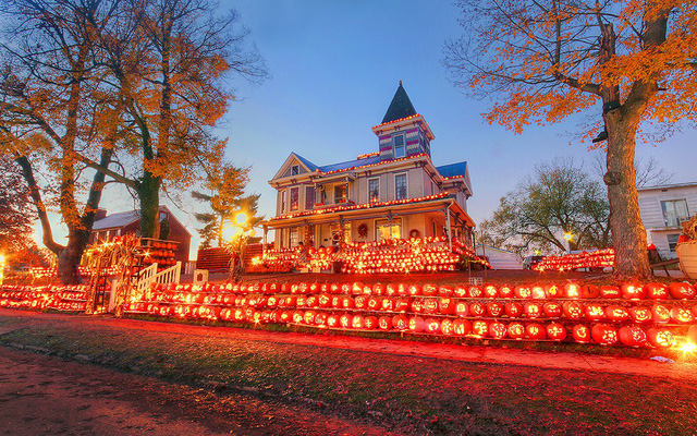 Trang trí ngôi nhà Halloween với 3.000 quả bí ngô - Ảnh 4.