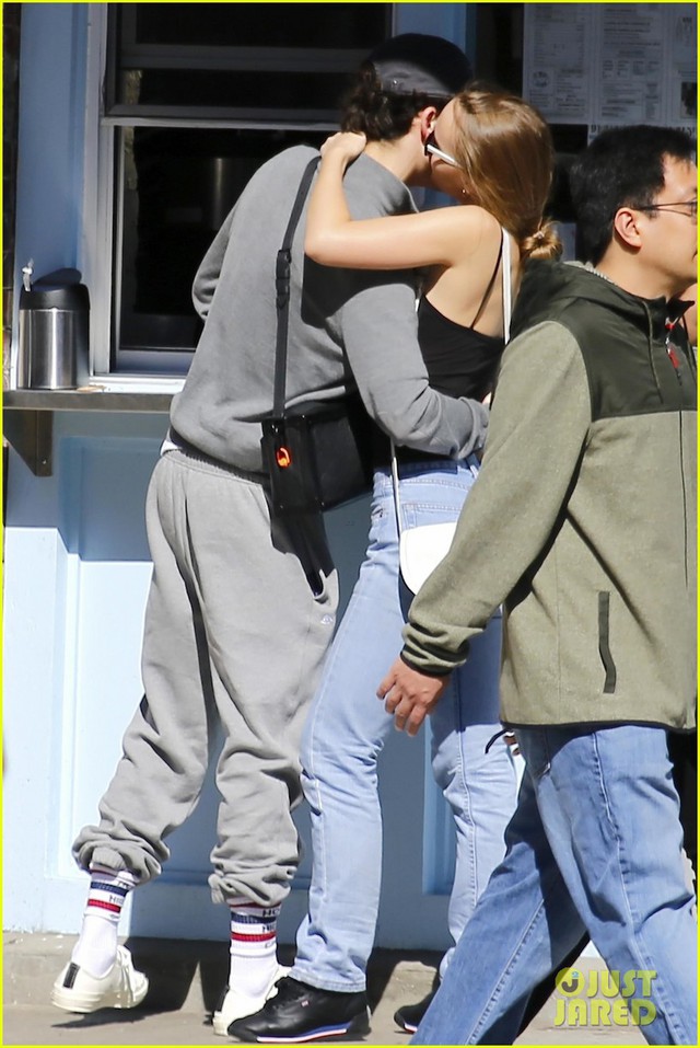 Con gái Johnny Depp không ngừng hôn môi bạn trai trên phố - Ảnh 1.