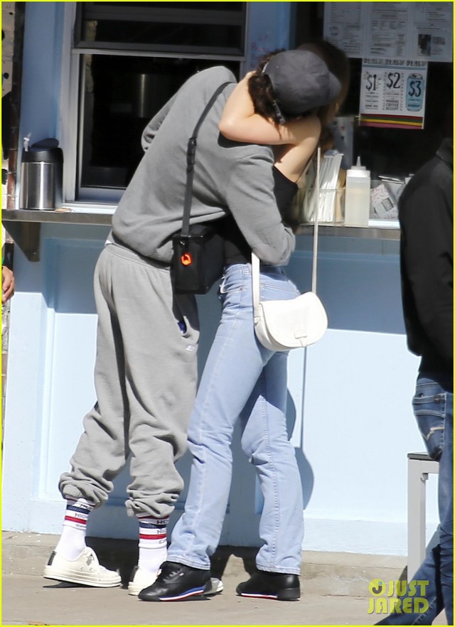 Con gái Johnny Depp không ngừng hôn môi bạn trai trên phố - Ảnh 3.