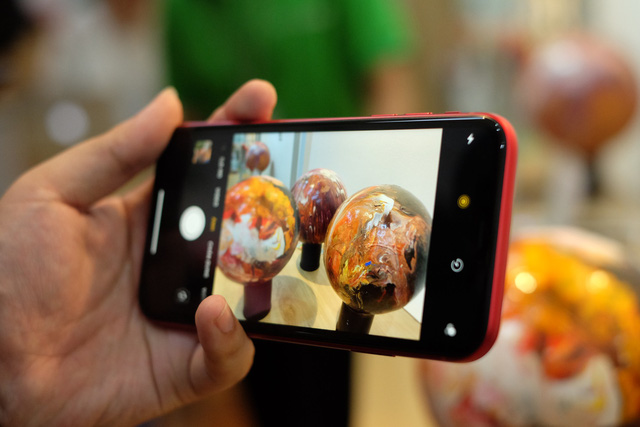 Cận cảnh chiếc iPhone XR bán với giá 22,99 triệu đồng tại Việt Nam - Ảnh 5.