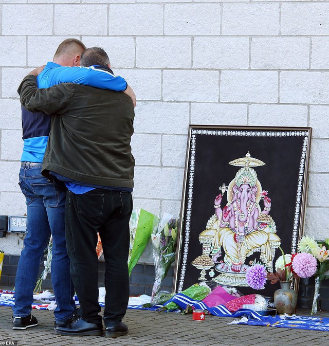Tuyệt vọng, CĐV Leicester City mang hoa, áo đấu đặt ngoài sân King Power - Ảnh 1.