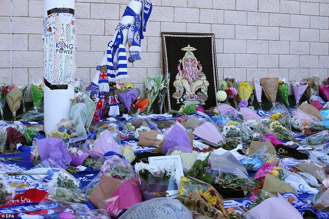 Tuyệt vọng, CĐV Leicester City mang hoa, áo đấu đặt ngoài sân King Power - Ảnh 7.