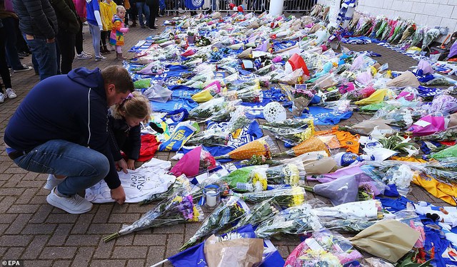 Tuyệt vọng, CĐV Leicester City mang hoa, áo đấu đặt ngoài sân King Power - Ảnh 8.