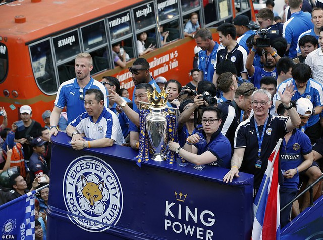 Tuyệt vọng, CĐV Leicester City mang hoa, áo đấu đặt ngoài sân King Power - Ảnh 22.