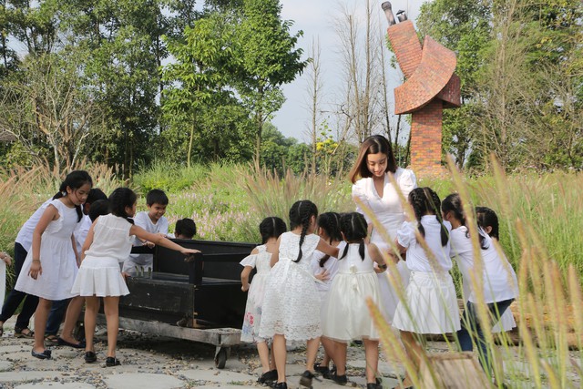 Hoa hậu Đỗ Mỹ Linh tham gia ghi hình trong MV 10 năm Trái tim cho em - Ảnh 2.