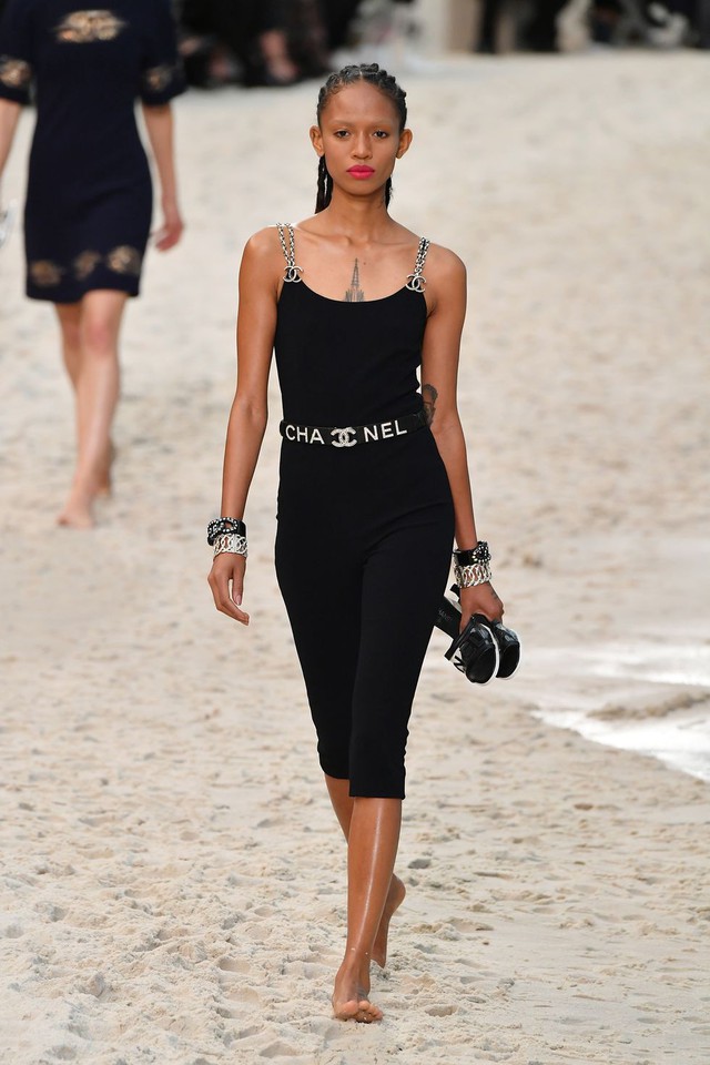 Chanel biến bảo tàng thành bãi biển để trình diễn thời trang - Ảnh 7.