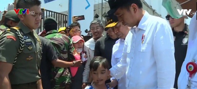 Tổng thống Indonesia thăm khu vực thảm họa động đất, sóng thần - Ảnh 1.