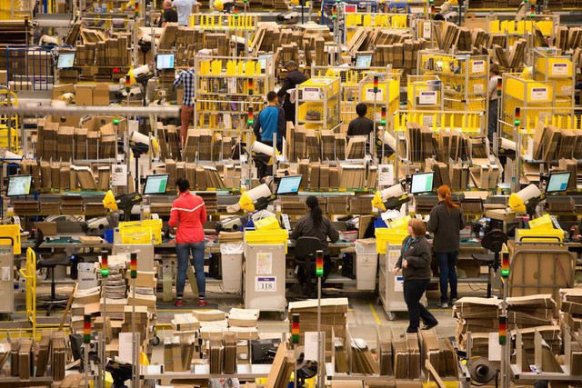 Thu nhập cả năm nhân viên tại Amazon bằng… 11,5 giây làm việc của Jeff Bezos - Ảnh 1.