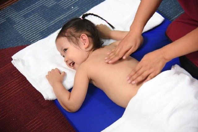 Massage giúp kích hoạt giác quan cho trẻ? - Ảnh 1.