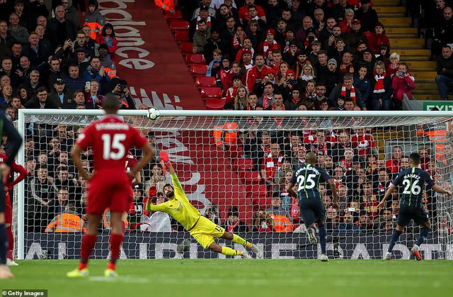 VIDEO Mahrez sút 11m lên trời, đá bay chiến thắng của Man City trước Liverpool - Ảnh 3.
