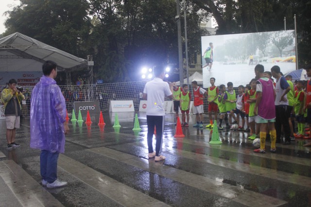 Sôi động ngày hội bóng đá đường phố SCG Street Football 2018 giữa phố đi bộ Hồ Hoàn Kiếm - Ảnh 5.