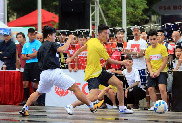 Mãn nhãn những pha tranh tài đỉnh cao ở giải Bóng đá đường phố SCG Street Football 2018 - Ảnh 1.