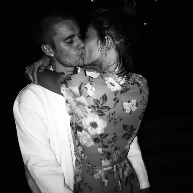 Justin Bieber và hôn thê liên tục khoe ảnh thân mật bên nhau - Ảnh 2.