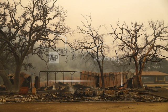 Phim trường Hollywood bị thiêu rụi trong vụ cháy rừng ở California - Ảnh 3.