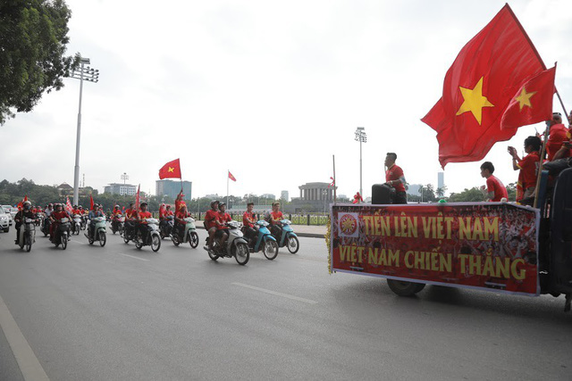 CĐV hừng hực diễu hành tiếp sức ĐT Việt Nam đấu ĐT Malaysia - Ảnh 4.