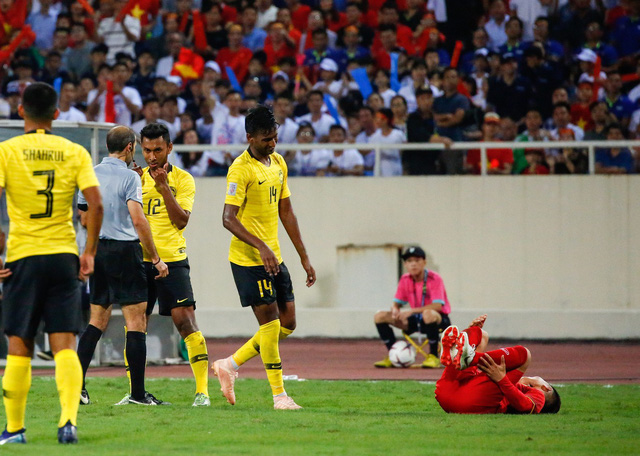 Bố trí màn hình lớn gần sân Bukit Jalil phục vụ khán giả không có vé chung kết AFF Cup 2018 - Ảnh 1.