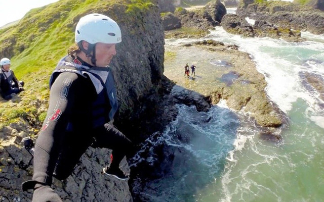 Du lịch mạo hiểm hút khách: Nhảy từ vách núi xuống Đại Tây Dương - Ảnh 1.