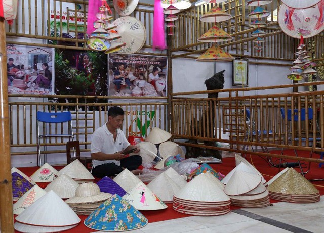 Hơn 150 gian hàng tham gia Hội chợ làng nghề Việt Nam 2018 - Ảnh 1.