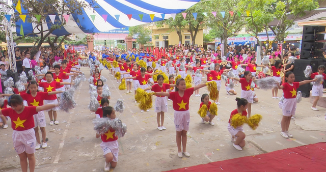 Quỹ Tấm lòng Việt trao tặng trường tiểu học Hồ Tùng Mậu 100 triệu đồng  - Ảnh 2.