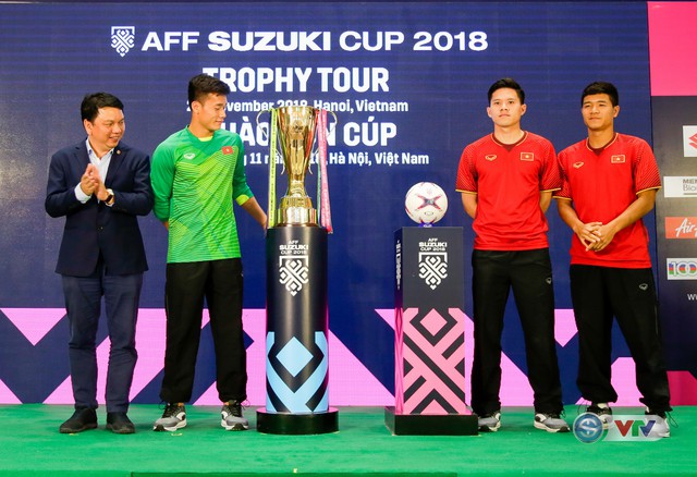 Đông đảo khán giả Hà Nội tận mắt chiêm ngưỡng cúp vàng AFF Cup - Ảnh 2.