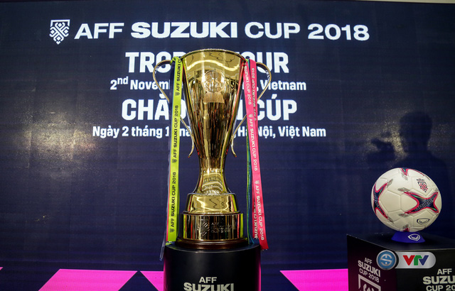 Đông đảo khán giả Hà Nội tận mắt chiêm ngưỡng cúp vàng AFF Cup - Ảnh 1.
