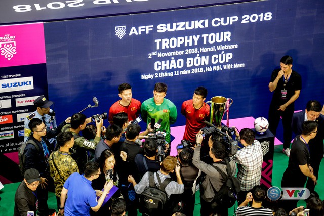 Đông đảo khán giả Hà Nội tận mắt chiêm ngưỡng cúp vàng AFF Cup - Ảnh 11.